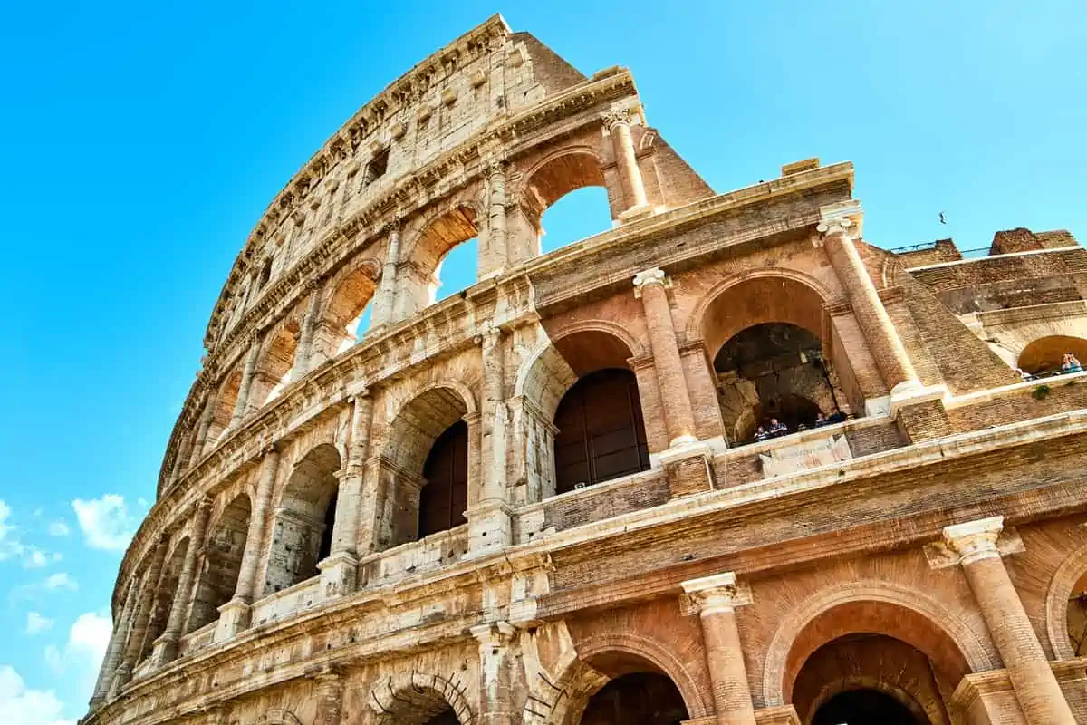 colosseum on yksi Italian roomalaisten suosituimmista nähtävyyksistä.