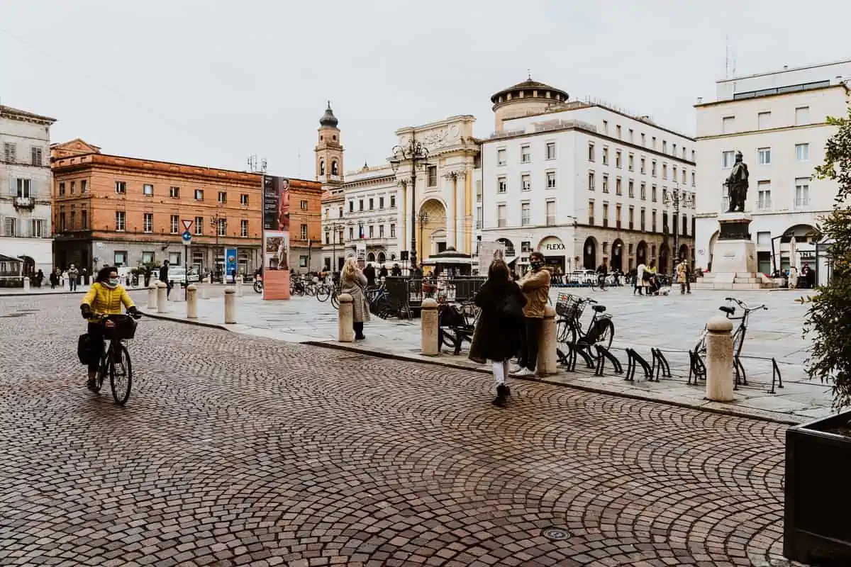 Menschen gehen auf dem Bürgersteig in Parma, Italien