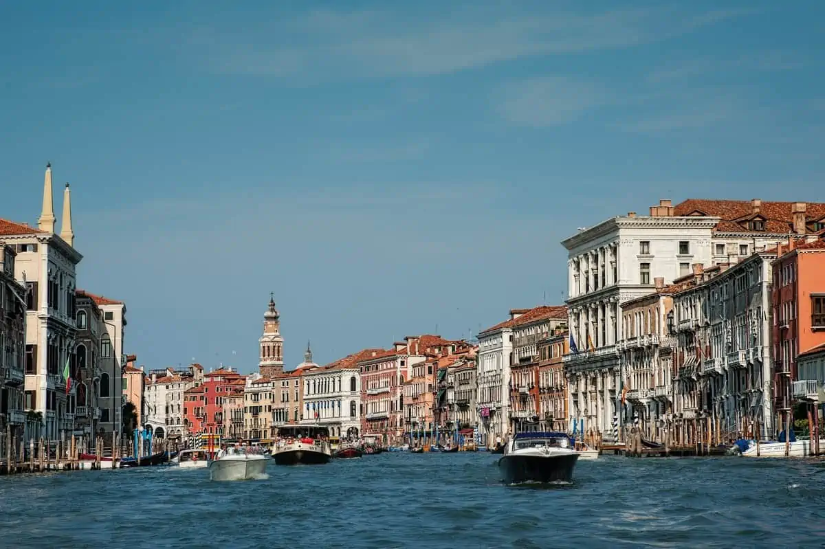 Білий човен посеред Великого каналу у Венеції, Італія