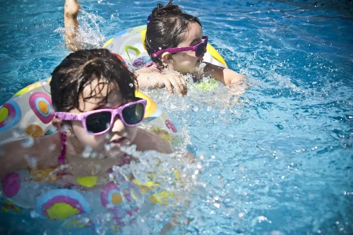 två flickor simmar i Canevaworld vid Gardasjön