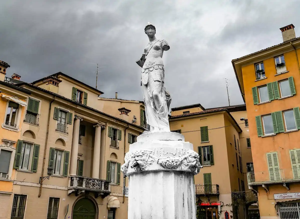Socha člověka v Brescii Itálie