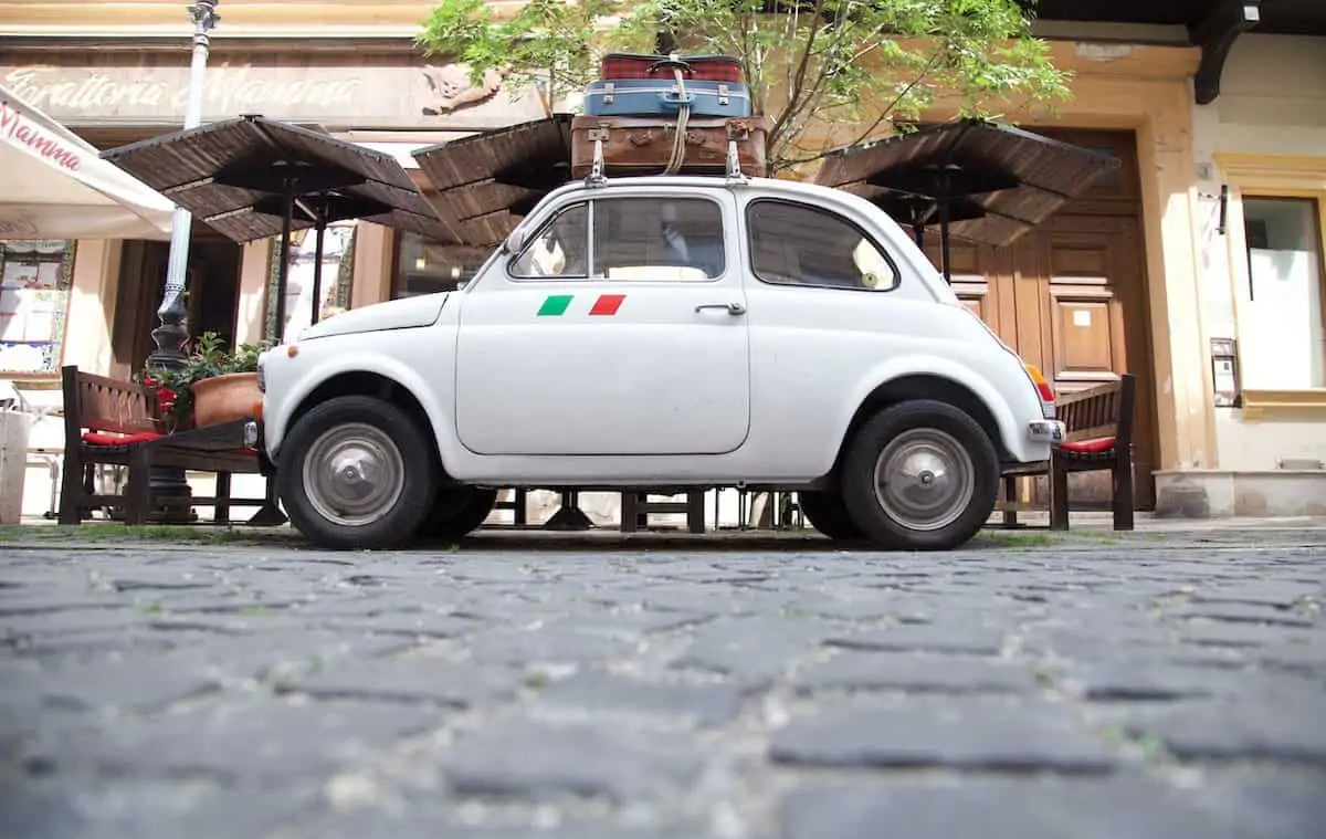 бял Fiat 500 на път за Неапол Италия