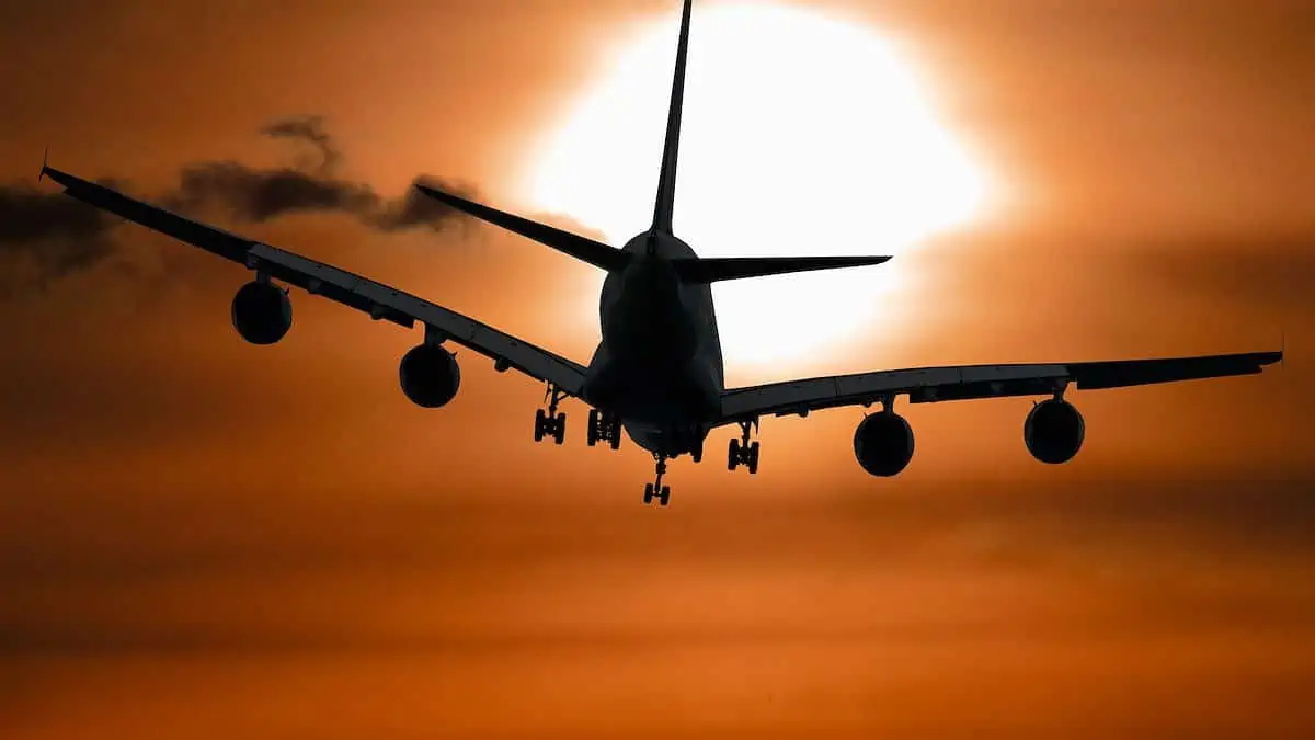Schaduwbeeld van een vliegtuig dat tijdens zonsondergang vliegt
