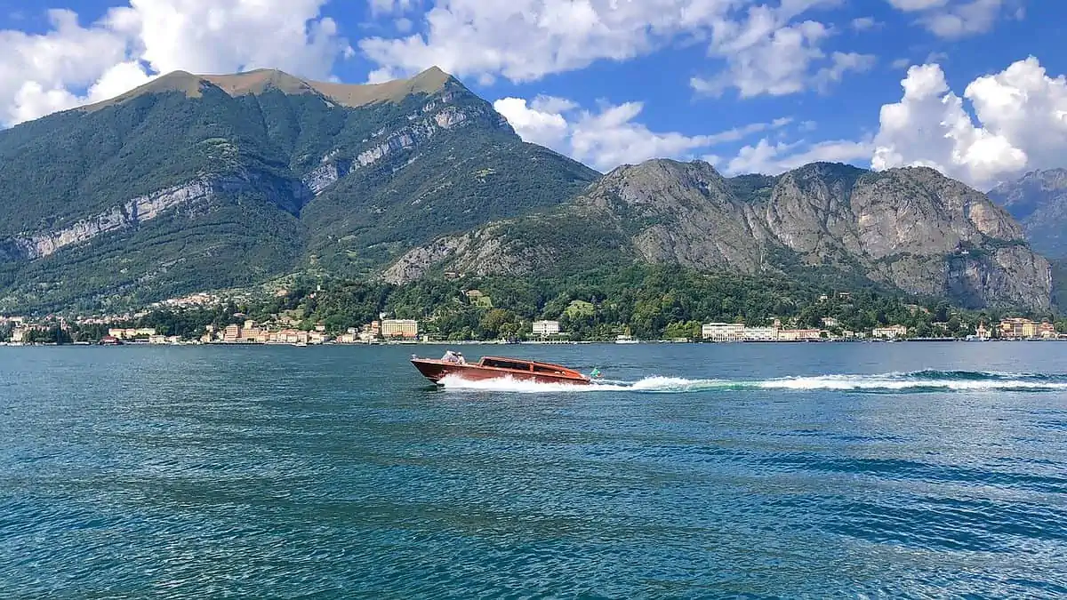 loď na jezeře Como