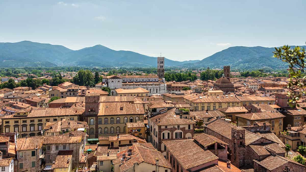 Lucca è un luogo favoloso da dire in Toscana