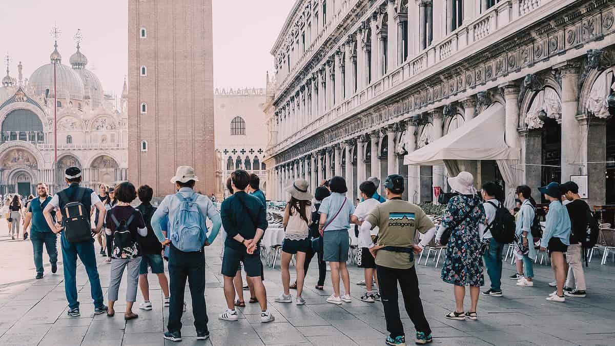des personnes en voyage organisé visitant l'Italie