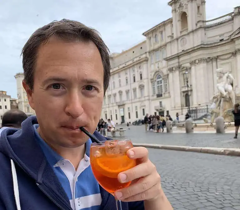 rick pije spritz v Římě - po překročení zákonného věku pro pití alkoholu v Itálii