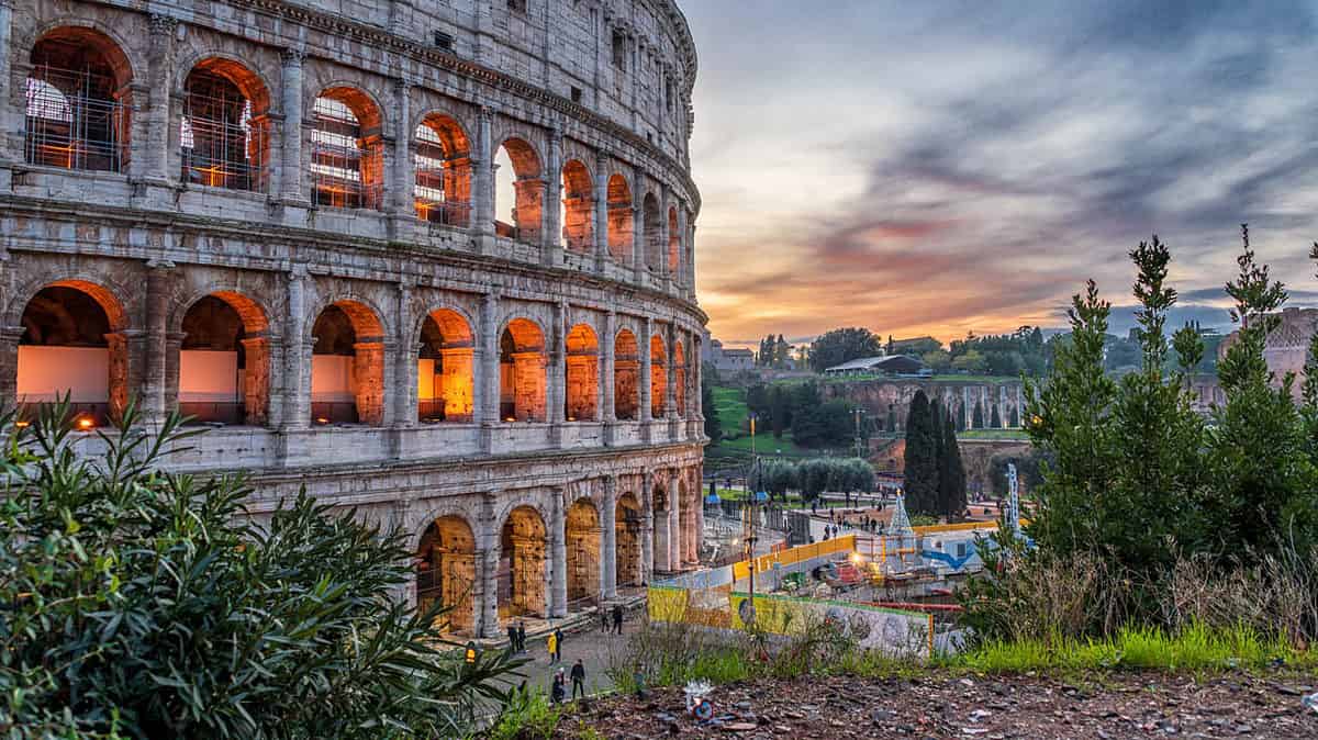 římské Koloseum při západu slunce pořízené v prosinci 2019 během prohlídky