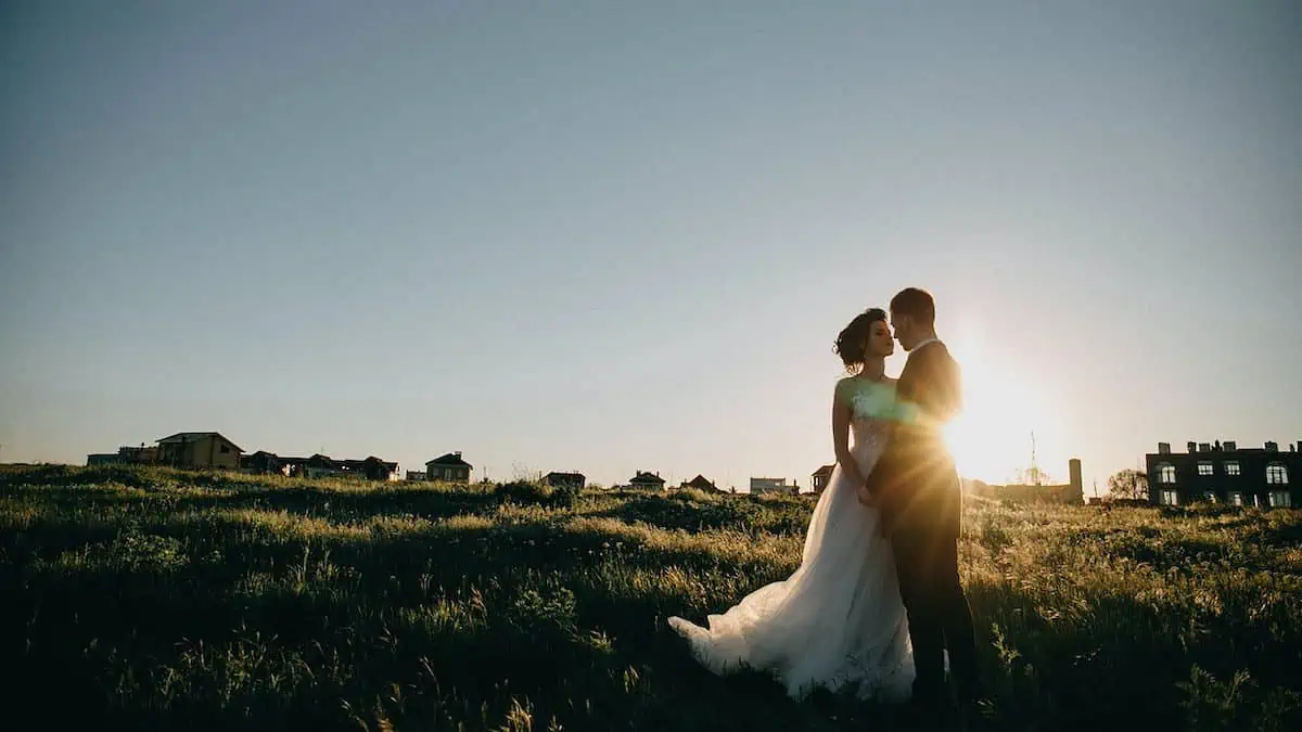 brud och brudgum efter bröllopet på ett grönt gräsfält i Italien