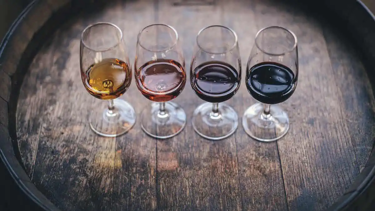 čtyři sklenice na víno