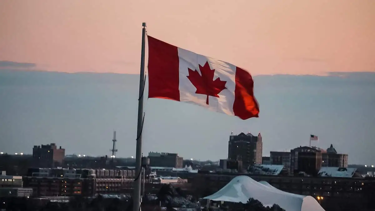 κουνώντας τη σημαία του Καναδά
