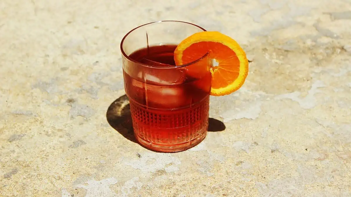 オレンジジュース（透明なグラス