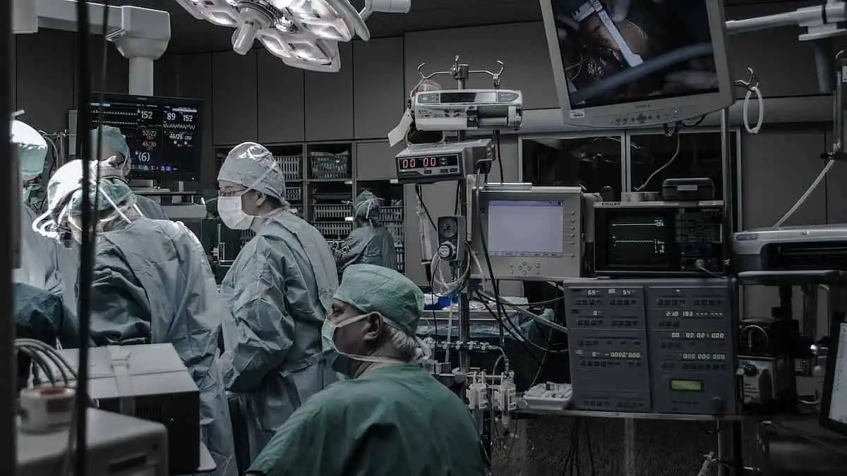 хора, облечени в хирургически дрехи в операционната зала
