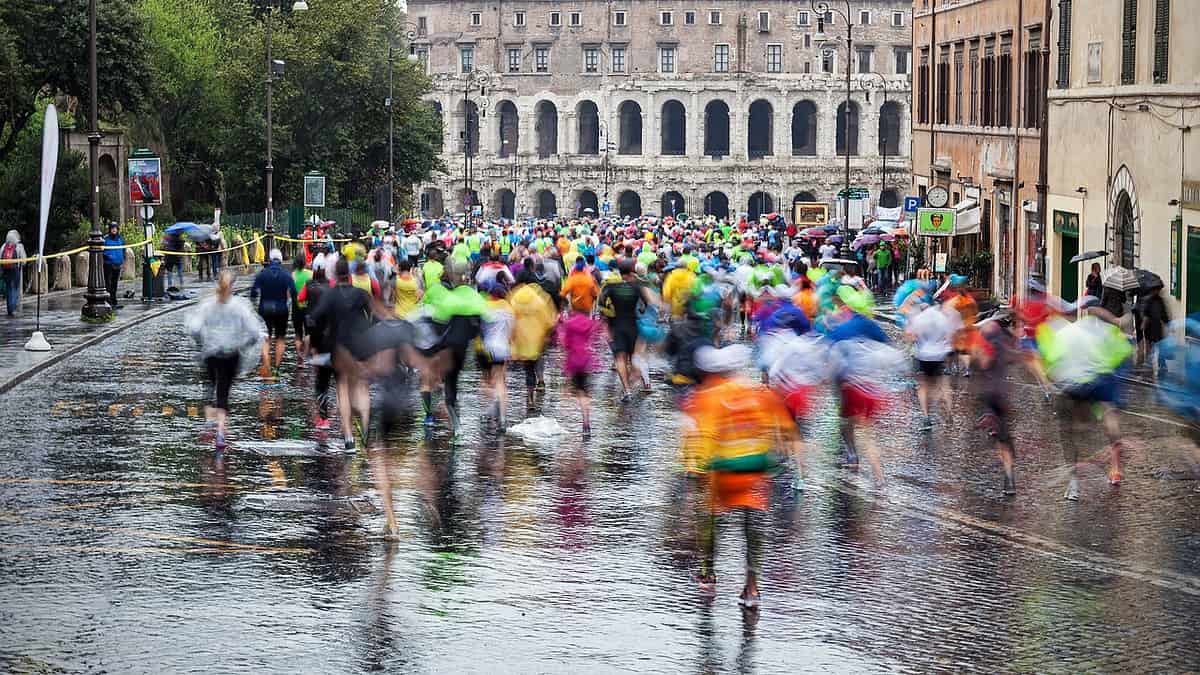 マラソン、イタリア、ローマ - 3月の雨の日