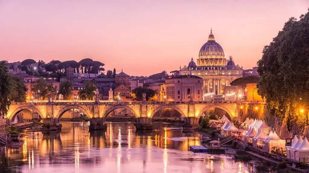 Coucher de soleil à Rome avec Saint-Pierre en arrière-plan, un soir de mars