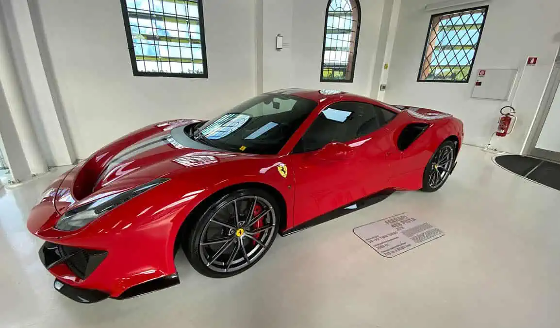 en röd Ferrari