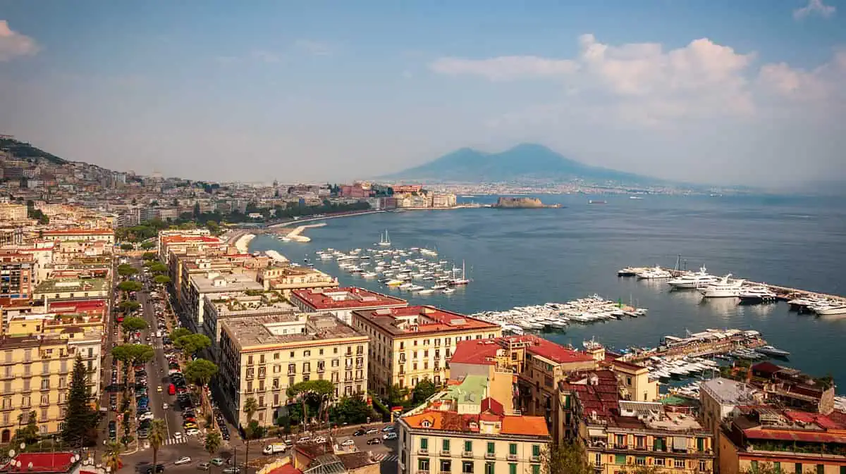 Descubre la belleza de Nápoles, Italia, por tu cuenta: una visita guiada completa