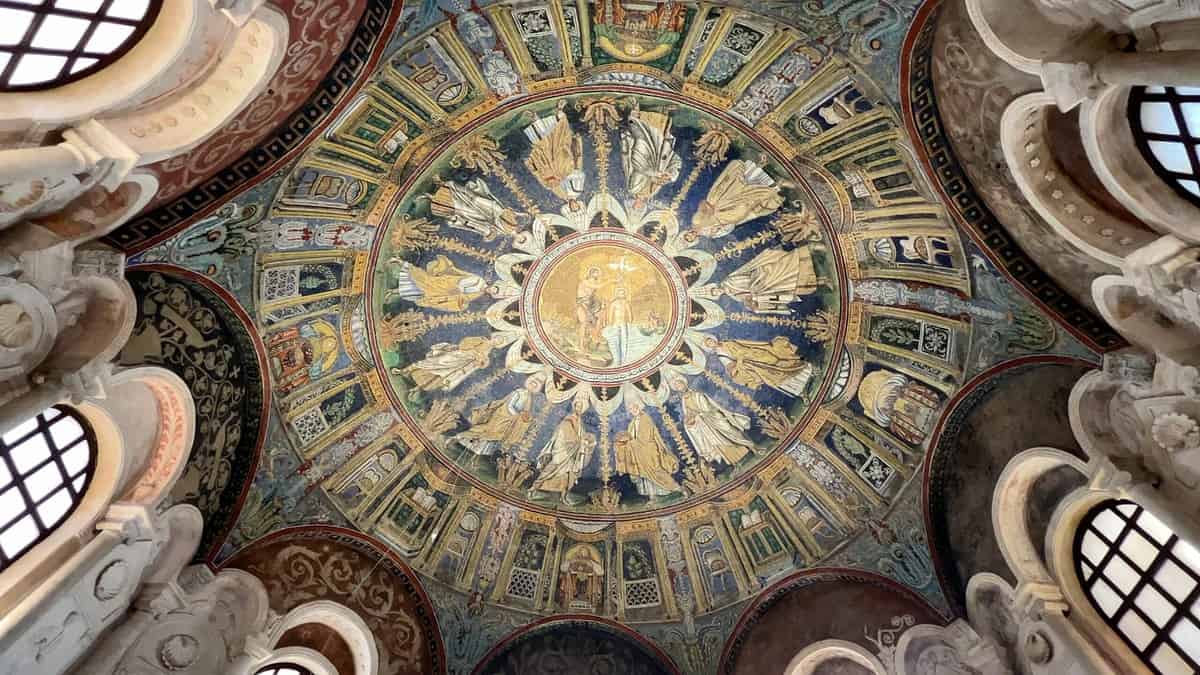Neonské baptisterium v Ravenně 
