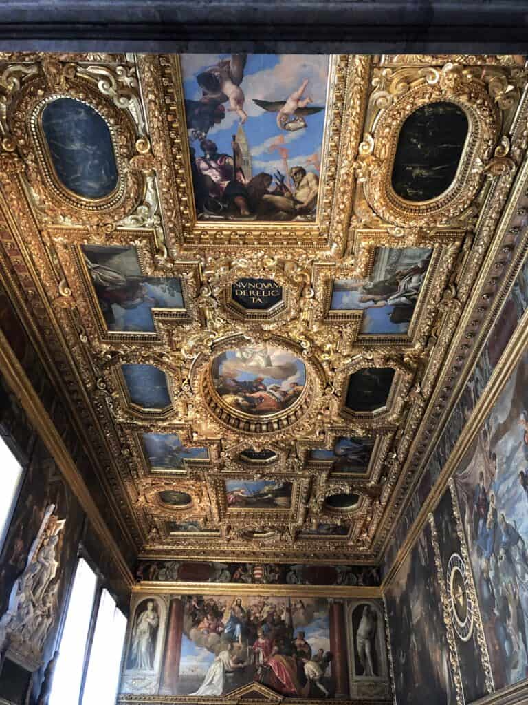 Het verbazingwekkende plafond van het Dogepaleis in. Venetië