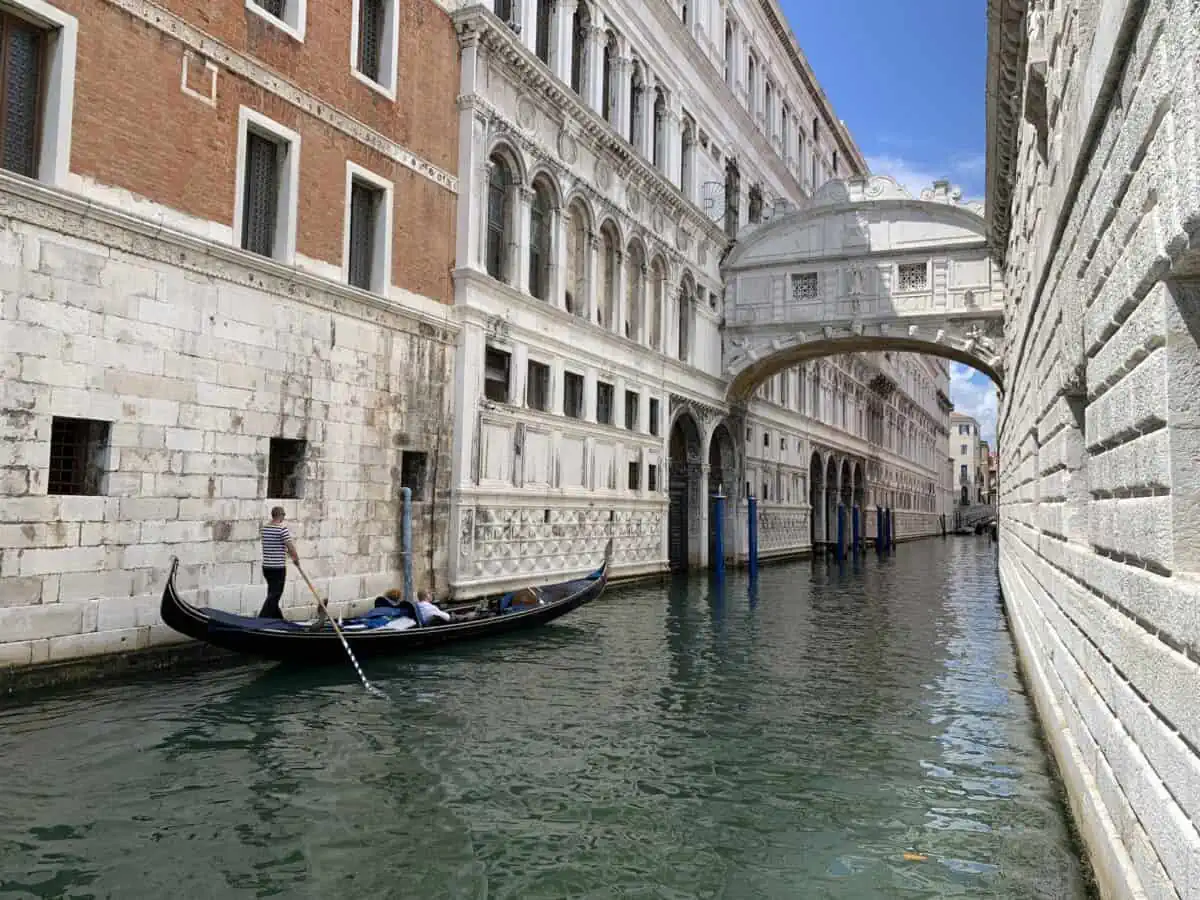 Nähtävyyksien silta Venetsiassa