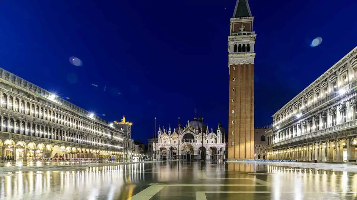 Венецианският площад Сан Марко през нощта