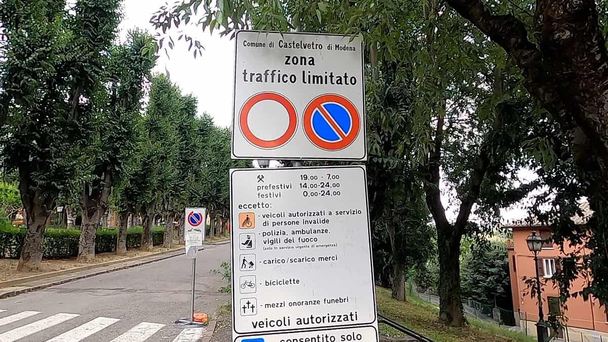 Знак ZTL в Італії