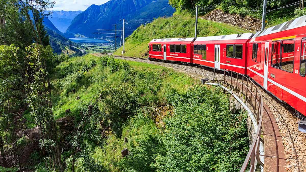 Bernina Express matkustaa St. Moritzista Tiranoon.