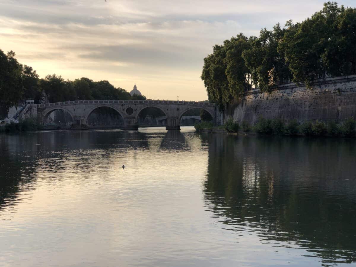 a photo of the tiber river along trastevere in rome