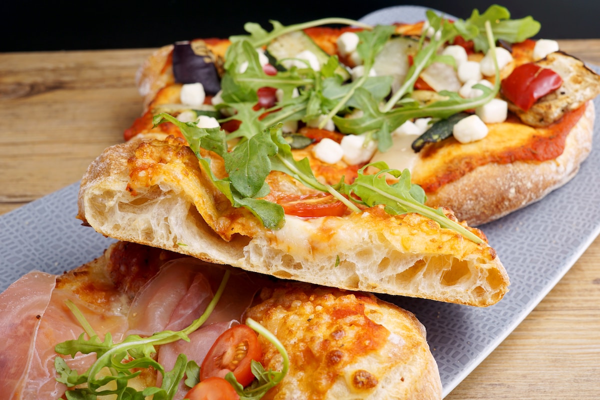 een close-up van twee stukken pizza op een bord